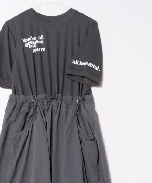 Three Four Time（ｽﾘｰﾌｫｰﾀｲﾑ）の「布帛切替ハーフスリーブロゴワンピース（ワンピース・レディース・チャコールグレー/ベージュ・FREE）」の19枚目の写真