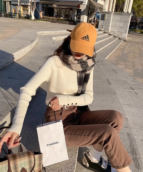 L LABEL(エルラベル)の「袖口ボタンハイネックリブニット(ニット/セーター・レディース・ブラウン/ベージュ/ブラック/アイボリー・FREE)」の10枚目の写真