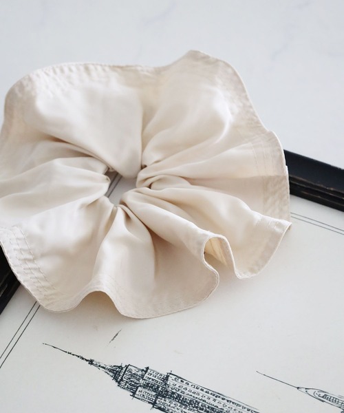 LEPSIM(レプシィム)の「サークルシュシュ 593605(シュシュ・レディース・ブラック/ベージュ・ONE SIZE)」の2枚目の写真