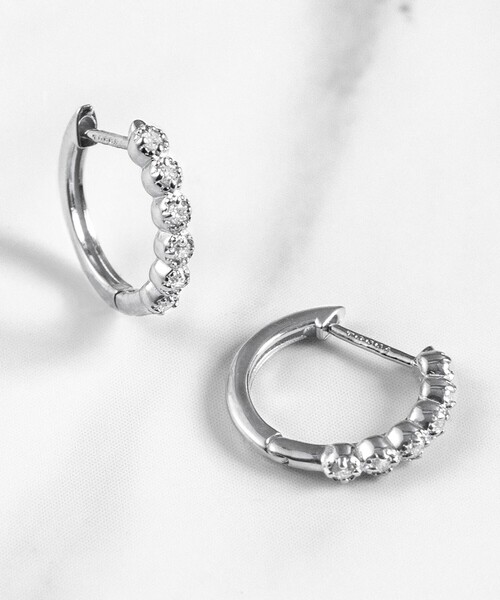 TOCCA(トッカ)の「FRILL DIAMOND PIERCED EARRINGS K10 ダイヤモンド ピアス(ピアス(両耳用)・レディース・シルバー系・F)」の2枚目の写真