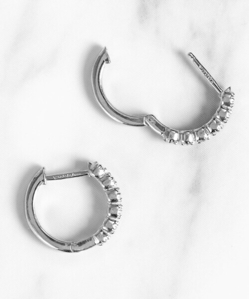TOCCA(トッカ)の「FRILL DIAMOND PIERCED EARRINGS K10 ダイヤモンド ピアス(ピアス(両耳用)・レディース・シルバー系・F)」の3枚目の写真