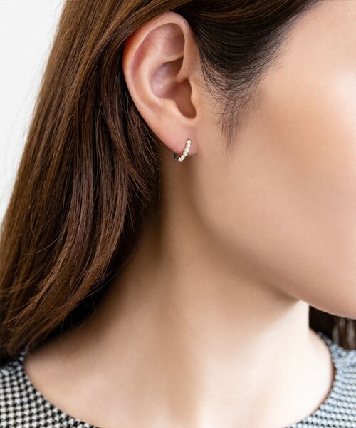 TOCCA(トッカ)の「FRILL DIAMOND PIERCED EARRINGS K10 ダイヤモンド ピアス(ピアス(両耳用)・レディース・シルバー系・F)」の4枚目の写真
