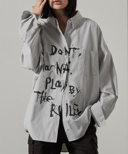 Alfred Alex(アルフレッドアレックス)の「【Alfred Alex】レタリングプリントオーバーサイズストライプシャツ(シャツ/ブラウス・レディース・ブラック/ホワイト・M/L)」の3枚目の写真