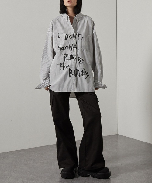 Alfred Alex(アルフレッドアレックス)の「【Alfred Alex】レタリングプリントオーバーサイズストライプシャツ(シャツ/ブラウス・レディース・ブラック/ホワイト・M/L)」の4枚目の写真