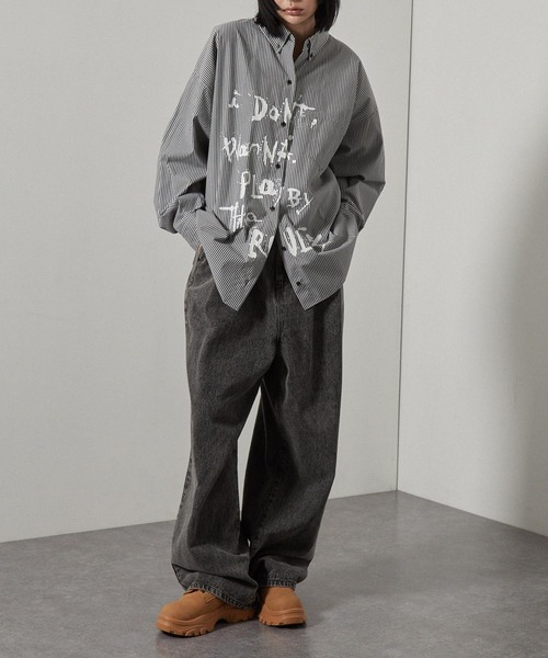 Alfred Alex(アルフレッドアレックス)の「【Alfred Alex】レタリングプリントオーバーサイズストライプシャツ(シャツ/ブラウス・レディース・ブラック/ホワイト・M/L)」の18枚目の写真