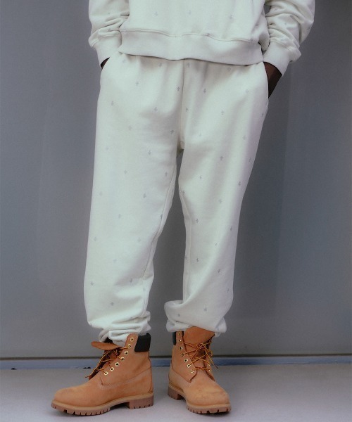 UNKNOWN LONDON(アンノウン・ロンドン)の「A'GEM/9 × .kom 『UNKNOWN LONDON/アンノウン ロンドン』 Tiny Cross Glitter Sweat Pants/タイクロス グリッター スウェットパンツ(スウェットパンツ・メンズ・オフホワイト/ブラック・S/M)」の4枚目の写真
