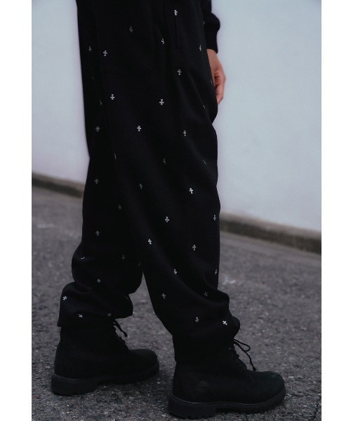 UNKNOWN LONDON(アンノウン・ロンドン)の「A'GEM/9 × .kom 『UNKNOWN LONDON/アンノウン ロンドン』 Tiny Cross Glitter Sweat Pants/タイクロス グリッター スウェットパンツ(スウェットパンツ・メンズ・オフホワイト/ブラック・S/M)」の3枚目の写真