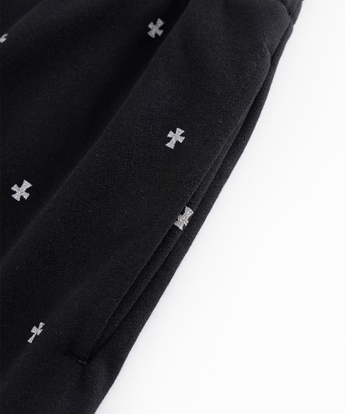 UNKNOWN LONDON(アンノウン・ロンドン)の「A'GEM/9 × .kom 『UNKNOWN LONDON/アンノウン ロンドン』 Tiny Cross Glitter Sweat Pants/タイクロス グリッター スウェットパンツ(スウェットパンツ・メンズ・オフホワイト/ブラック・S/M)」の7枚目の写真