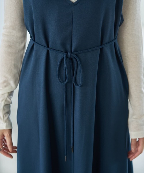 STYLE DELI（スタイルデリ）の「ジョーゼット生地キャミ型フレアジャンパースカート（ワンピース・レディース・ブラック/コバルトブルー・01/02）」の12枚目の写真