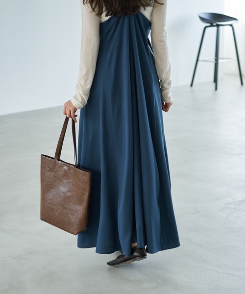 STYLE DELI（スタイルデリ）の「ジョーゼット生地キャミ型フレアジャンパースカート（ワンピース・レディース・ブラック/コバルトブルー・01/02）」の17枚目の写真