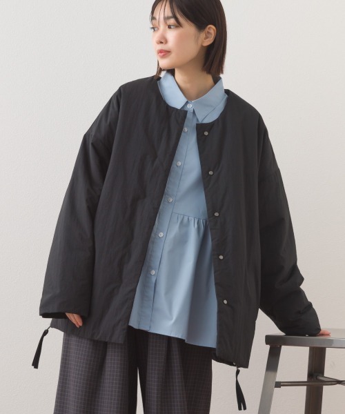 OMNES（オムネス）の「中綿ダウンステッチレスサイドZIPハーフコート（ダウンジャケット/コート・レディース・ネイビー/ベージュ/カーキ/ブラック・FREE）」の2枚目の写真