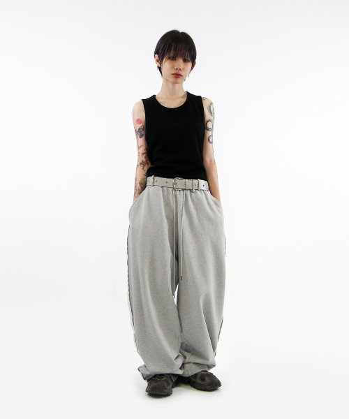 CRIGUN(クリガン)の「Wide Track Pants Max Over Fit MELANGE GREY(スウェットパンツ・レディース・グレー・MEDIUM/LARGE/X-LARGE)」の3枚目の写真