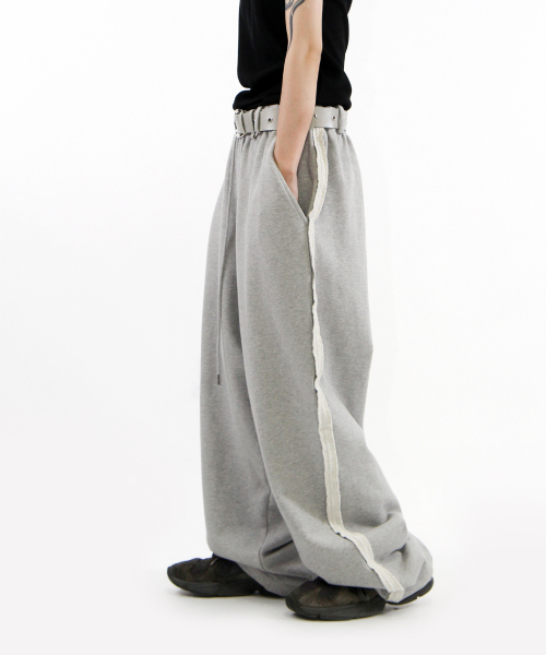 CRIGUN(クリガン)の「Wide Track Pants Max Over Fit MELANGE GREY(スウェットパンツ・レディース・グレー・MEDIUM/LARGE/X-LARGE)」の2枚目の写真