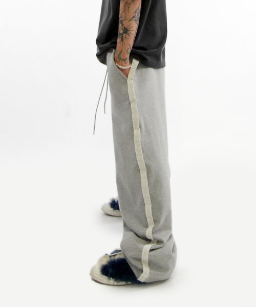 CRIGUN(クリガン)の「Wide Track Pants Max Over Fit MELANGE GREY(スウェットパンツ・レディース・グレー・MEDIUM/LARGE/X-LARGE)」の8枚目の写真