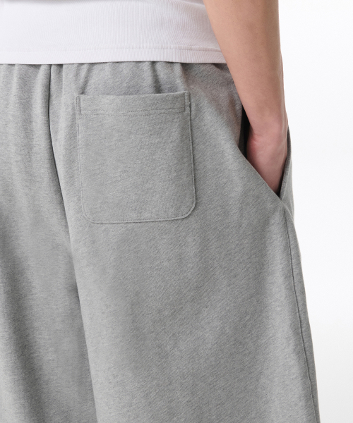 MUSINSA STANDARD（ムシンサスタンダード）の「ワンタックロングバミューダスウェットパンツ [ミディアムグレー]（その他パンツ・メンズ・その他・SMALL/MEDIUM/LARGE/X-LARGE/XX-LARGE/XXX-LARGE）」の5枚目の写真