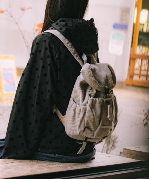 RAWROW（ロウロウ）の「コーデュロイストリングミニリュック213 [3色]（バックパック/リュック・レディース・ホワイト/グレー/ブラック・FREE）」の4枚目の写真