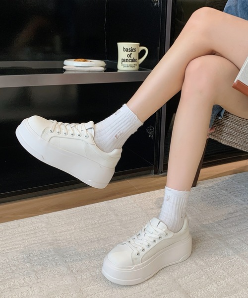 Lace Ladies(レースレディース)の「ソリッドカラー 厚底 レースアップ風 コート スニーカー(スニーカー・レディース・ホワイト・23cm/24cm/24.5cm/25cm/22.5cm/23.5cm)」の2枚目の写真