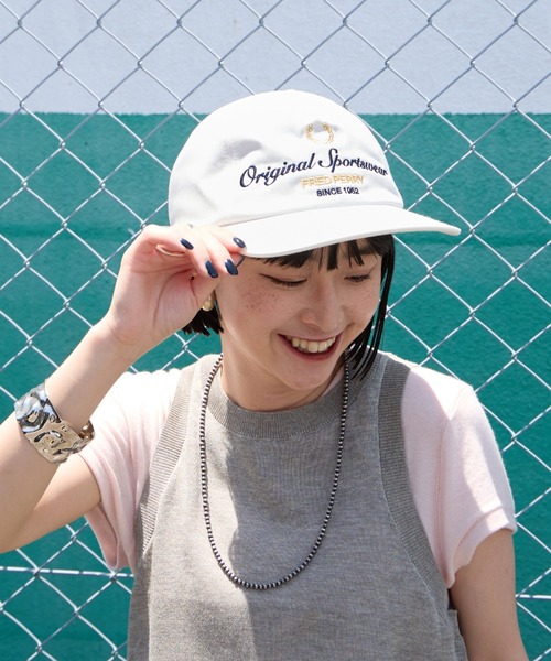 FRED PERRY/フレッドペリー] 別注 BRANDED ロゴ刺繍 ツイルキャップ