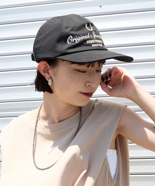 FRED PERRY/フレッドペリー] 別注 BRANDED ロゴ刺繍 ツイルキャップ