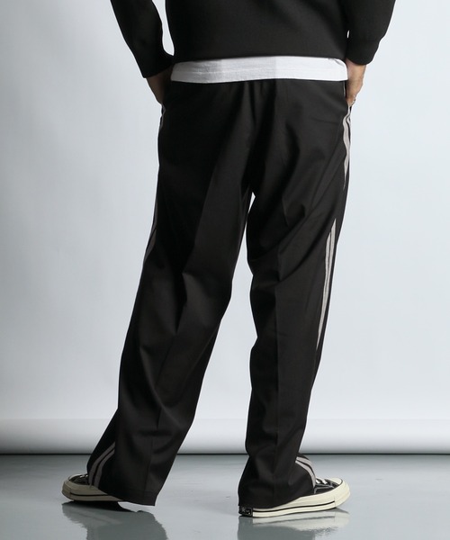 The DUFFER of ST.GEORGE(ザダファーオブセントジョージ)の「【WEB限定アイテム】SIDE LINE EASY WIDE SLACKS:サイドライン イージー バギースラックス バギーパンツ(スラックス・メンズ・ブラック/グレー・LARGE/MEDIUM/SMALL/X-LARGE)」の7枚目の写真