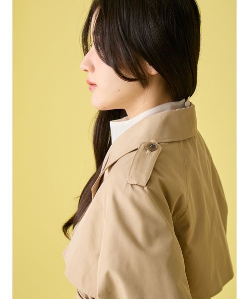 LILY BROWN（リリーブラウン）の「クラシックミドルトレンチコート（トレンチコート・レディース・グレイッシュベージュ/ベージュ/ネイビー・F）」の14枚目の写真