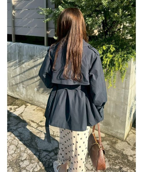 LILY BROWN（リリーブラウン）の「クラシックミドルトレンチコート（トレンチコート・レディース・グレイッシュベージュ/ベージュ/ネイビー・F）」の20枚目の写真