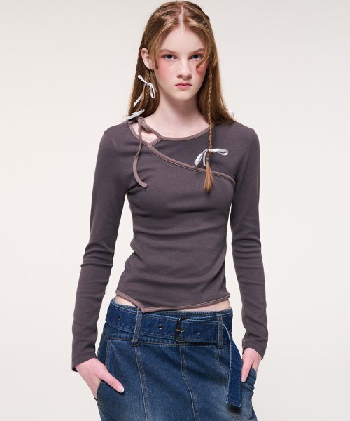 ETMON(エトモン)の「Neck Cut-Out Strap T-Shirt, Charcoal Brown(Tシャツ/カットソー・レディース・その他・FREE)」の1枚目の写真