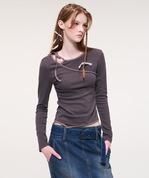 ETMON(エトモン)の「Neck Cut-Out Strap T-Shirt, Charcoal Brown(Tシャツ/カットソー・レディース・その他・FREE)」の2枚目の写真