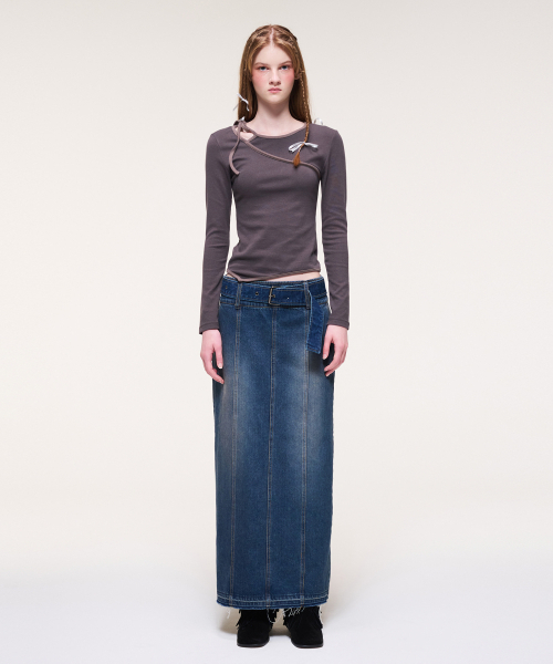 ETMON(エトモン)の「Neck Cut-Out Strap T-Shirt, Charcoal Brown(Tシャツ/カットソー・レディース・その他・FREE)」の3枚目の写真