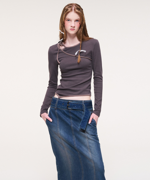 ETMON(エトモン)の「Neck Cut-Out Strap T-Shirt, Charcoal Brown(Tシャツ/カットソー・レディース・その他・FREE)」の4枚目の写真