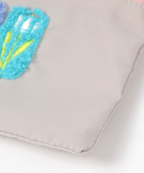 LAKOLE（ラコレ）の「【入園入学にも】[FRUITS AND BLOOM]サガラ刺繍ダブルファスナーポーチA / 612311（ステーショナリー・レディース・グレー・FREE）」の8枚目の写真