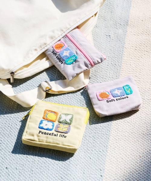 LAKOLE（ラコレ）の「【入園入学にも】[FRUITS AND BLOOM]サガラ刺繍ダブルファスナーポーチA / 612311（ステーショナリー・レディース・グレー・FREE）」の2枚目の写真