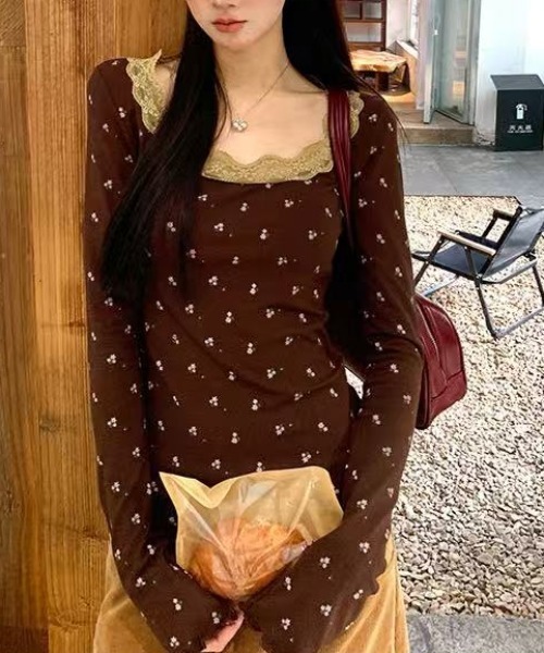 Achic(アシック)の「小花柄レーススクエアネックメロウロンT(Tシャツ/カットソー・レディース・ブラウン・M)」の5枚目の写真