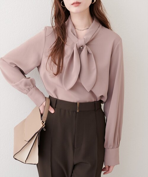 natural couture(ナチュラルクチュール)の「リボンタイパール釦ブラウス(シャツ/ブラウス・レディース・ネイビー/サックスブルー/ピンクベージュ/アイボリー/グレー・FREE)」の5枚目の写真