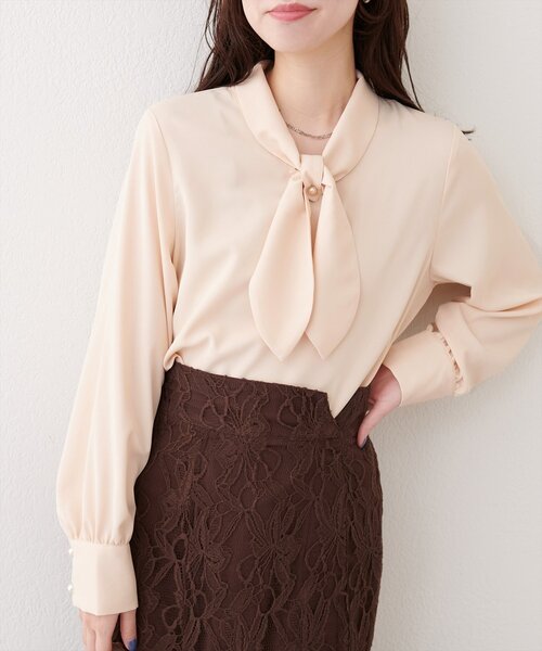 natural couture(ナチュラルクチュール)の「リボンタイパール釦ブラウス(シャツ/ブラウス・レディース・ネイビー/サックスブルー/ピンクベージュ/アイボリー/グレー・FREE)」の2枚目の写真