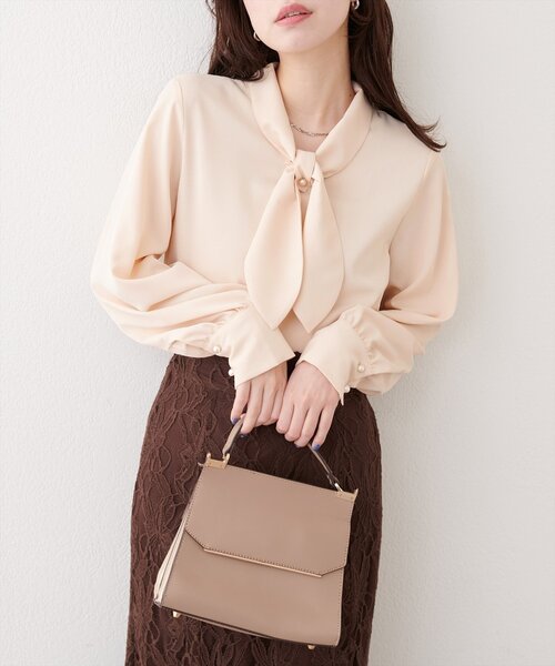 natural couture(ナチュラルクチュール)の「リボンタイパール釦ブラウス(シャツ/ブラウス・レディース・ネイビー/サックスブルー/ピンクベージュ/アイボリー/グレー・FREE)」の6枚目の写真