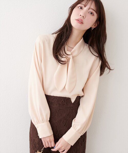 natural couture(ナチュラルクチュール)の「リボンタイパール釦ブラウス(シャツ/ブラウス・レディース・ネイビー/サックスブルー/ピンクベージュ/アイボリー/グレー・FREE)」の7枚目の写真
