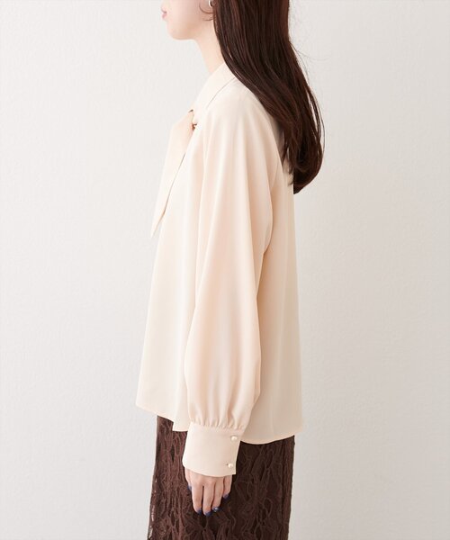 natural couture(ナチュラルクチュール)の「リボンタイパール釦ブラウス(シャツ/ブラウス・レディース・ネイビー/サックスブルー/ピンクベージュ/アイボリー/グレー・FREE)」の11枚目の写真