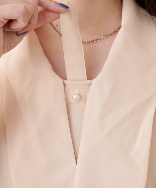 natural couture(ナチュラルクチュール)の「リボンタイパール釦ブラウス(シャツ/ブラウス・レディース・ネイビー/サックスブルー/ピンクベージュ/アイボリー/グレー・FREE)」の15枚目の写真