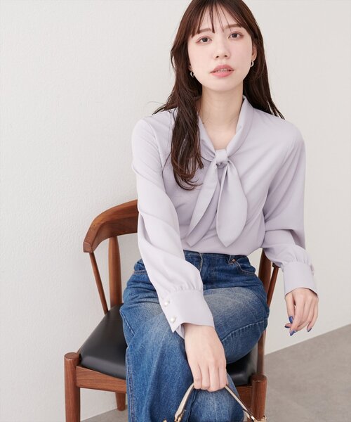 natural couture(ナチュラルクチュール)の「リボンタイパール釦ブラウス(シャツ/ブラウス・レディース・ネイビー/サックスブルー/ピンクベージュ/アイボリー/グレー・FREE)」の20枚目の写真