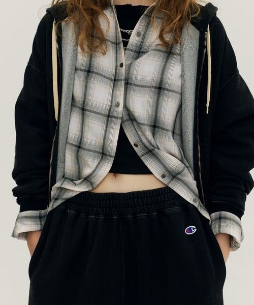 JEANASIS（ジーナシス）の「【Champion別注】インディゴブラックZIPパーカー/594295（パーカー・レディース・ブラック系その他・FREE）」の2枚目の写真