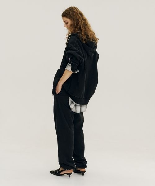 JEANASIS（ジーナシス）の「【Champion別注】インディゴブラックZIPパーカー/594295（パーカー・レディース・ブラック系その他・FREE）」の4枚目の写真