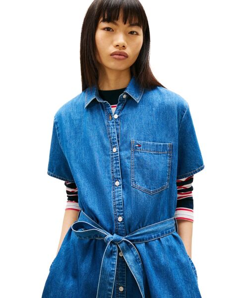 tommy jeans(トミー ジーンズ)の「シャンブレーミニシャツワンピース(ワンピース・レディース・インディゴブルー・X-SMALL/SMALL/MEDIUM)」の2枚目の写真