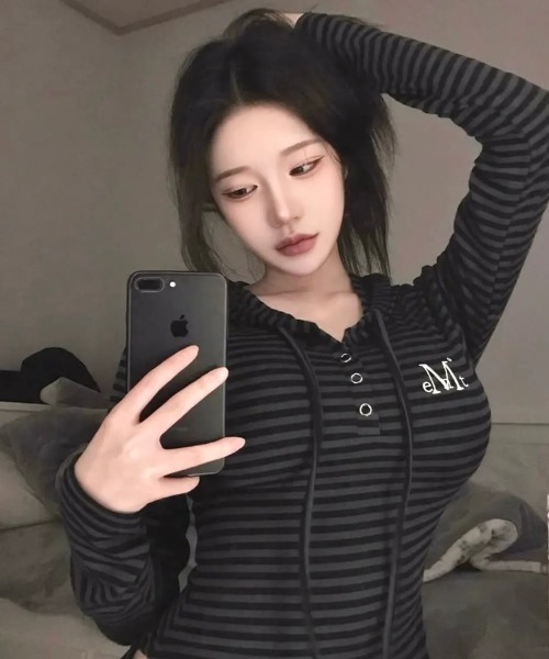 MUCENT(ムセント)の「◇MUCENT◇ブランド直輸入正規品/ASTON STRIPE SLIM HOOD T アストンストライプスリムフードティ(パーカー・レディース・チャコール・FREE)」の3枚目の写真