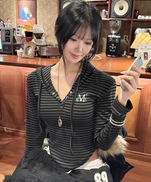 MUCENT(ムセント)の「◇MUCENT◇ブランド直輸入正規品/ASTON STRIPE SLIM HOOD T アストンストライプスリムフードティ(パーカー・レディース・チャコール・FREE)」の2枚目の写真