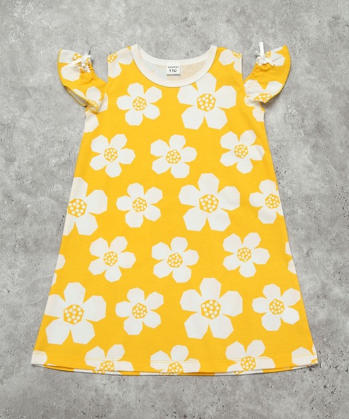 SUNDAYS SUN(サンデイズ サン)の「【リンクコーデ】 オープンショルダー フリル袖 ワンピース(ギンガム・花柄)(ワンピース・キッズ・ブラック/レッド/イエロー/ブルー・100/120/110/90/130)」の4枚目の写真