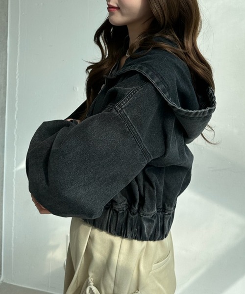 umune(ウムネ)の「デニムジャケット ブルゾン パーカー フード付き ジップアップ クロップド丈 ショート丈 ボリューム袖 ライトアウター 羽織り カジュアル 秋 冬(ブルゾン・レディース・チャコールグレー/ライトインディゴブルー・FREE)」の4枚目の写真
