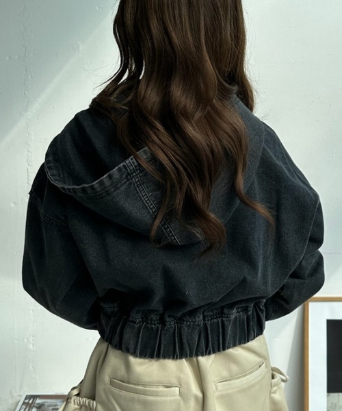 umune(ウムネ)の「デニムジャケット ブルゾン パーカー フード付き ジップアップ クロップド丈 ショート丈 ボリューム袖 ライトアウター 羽織り カジュアル 秋 冬(ブルゾン・レディース・チャコールグレー/ライトインディゴブルー・FREE)」の5枚目の写真