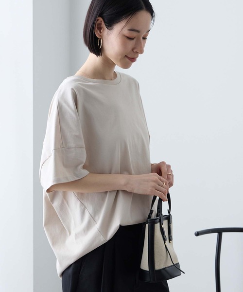 Aunely(オーネリー)の「【Aunely】ひんやり 360°きれい見え コクーンシルエット ミニマル Tシャツ <YOSOOIシリーズ>(Tシャツ/カットソー・レディース・ロイヤルブルー/イエロー系/ネイビー/ブラウン/レッド/ブラック/ライトベージュ/オフホワイト/チャコールグレー・M/L)」の6枚目の写真