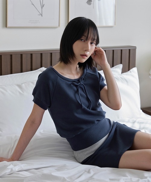 UNE MANSION(ユヌマンション)の「【UNE ORIGINAL】【セット着用可能】 オープンルーズネックフロントリボンリブ半袖トレーナースウェット(Tシャツ/カットソー・レディース・ベージュ/ネイビー・FREE)」の1枚目の写真
